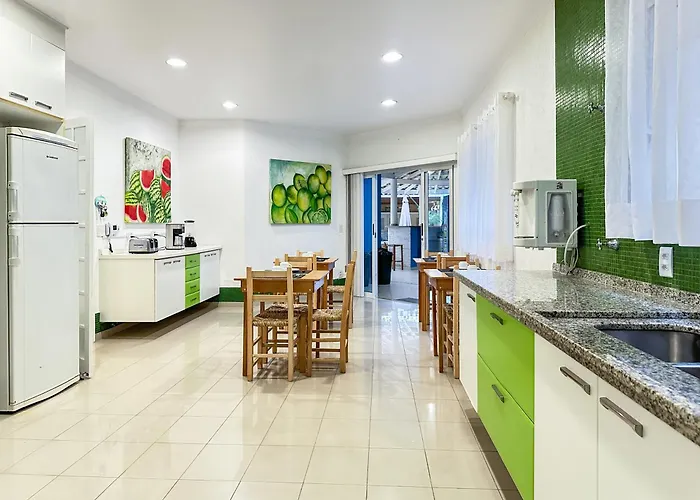 Maraka 22 1 Suíte AC Piscina 50m da praia Guarujá